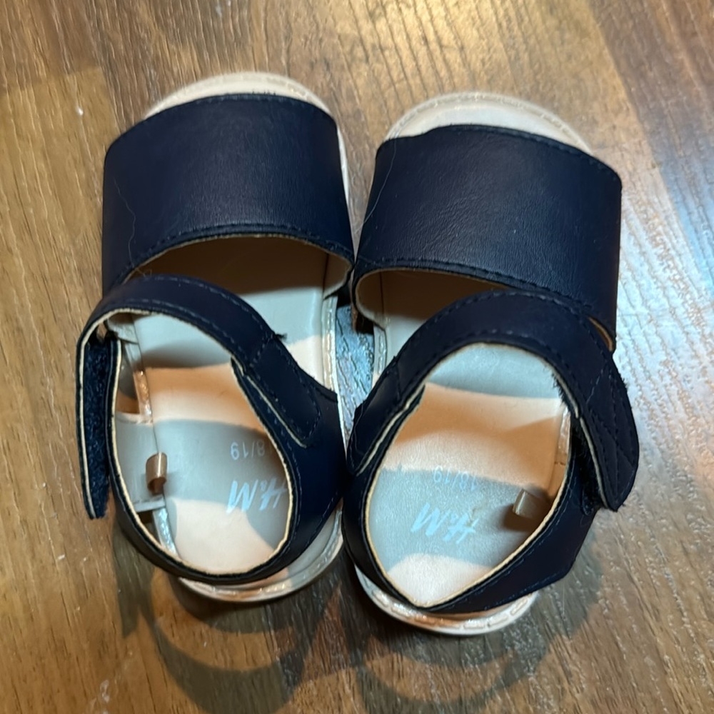 C48.new H&M baby sandles size 4/5T